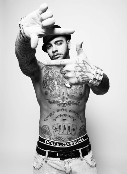 Timati este un rapper la modă cu tatuaje, fotografii de bărbați și băieți