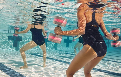 Aqua súlyzók oktatása a fitneszközpont medencéjében 