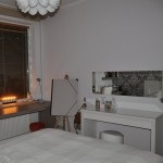 Ikea masă de toaletă cu oglindă și lumină în fotografie interioară, comentarii