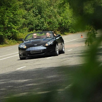 Turneul Aston Martin ca serviciu neobișnuit
