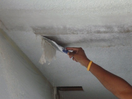 Îndepărtarea tapetului vechi din tavan este un proces complet!