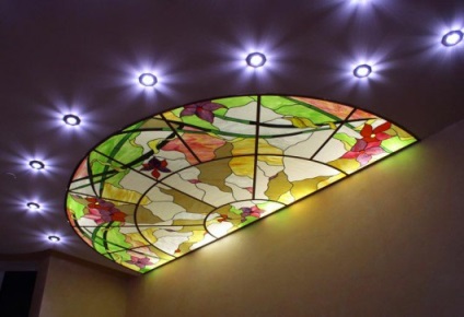 Sticla colorata si lumina interioara