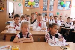 În locul uniformei școlare, copiii vor purta broderii. 