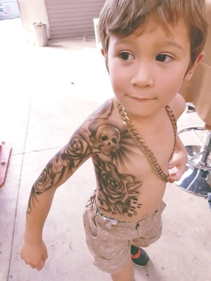 Artistul face tatuaje gangster pentru copiii aflați în spital, revista cosmopolită