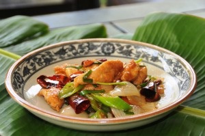 Carne de pui fiartă prăjită cu nuci de cajou, ghid pentru bucătăria thailandeză
