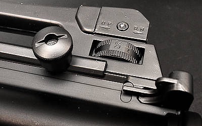 Automat m16 cu o vedere laser și un amortizor (împușcă o explozie) Moscova