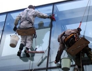 Ideea de afaceri pentru spălarea ferestrelor, afacerea este reală și virtuală