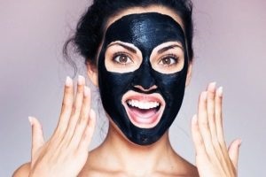 Curățați fața acasă de regulile de acnee și de puncte negre