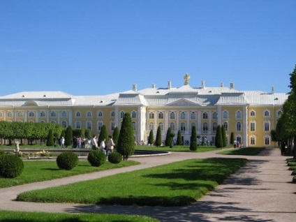 Piața Palatului, Peterhof