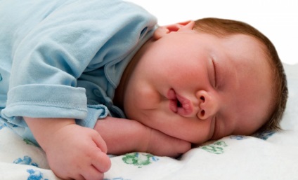 Copilul dormește cu o gură deschisă