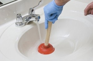Cum să facem față înfundării în conductele de canalizare cu ceea ce înseamnă că puteți curăța conductele, măsurile