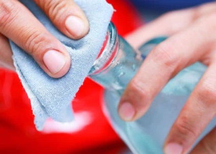 Hogyan lehet törölni a vízalapú festéket a ruhák otthonában