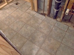 Как да се сложи плочки на пода в банята, кухнята и тоалетната с ръцете си (снимка, видео и цена)