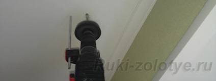 Cum să montați corect cornișorul tavanului