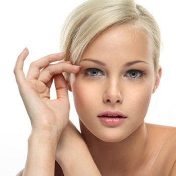 Hogyan válasszuk ki a szemhéjak bőrének megfelelő hámlasztását