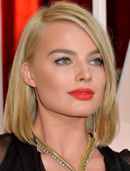 Margot Robbie știe cum să arate spectaculos atât cu machiaj cât și fără