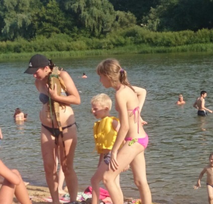 Pe plaja din Orenburg, turiștii înotau cu un iguana imens