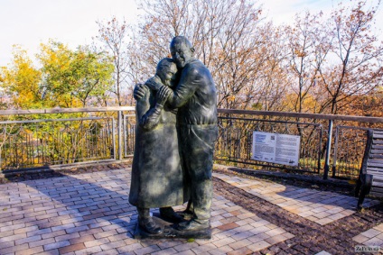 O poveste de dragoste incredibilă care stă în spatele sculpturii atrăgătoare a bătrânilor îmbrățișați din Mariinsky