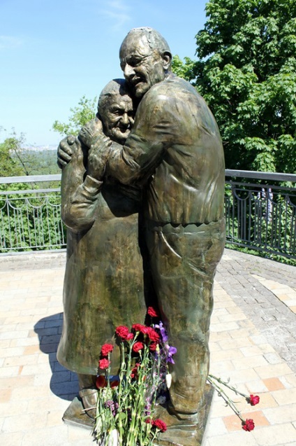 O poveste de dragoste incredibilă care stă în spatele sculpturii atrăgătoare a bătrânilor îmbrățișați din Mariinsky