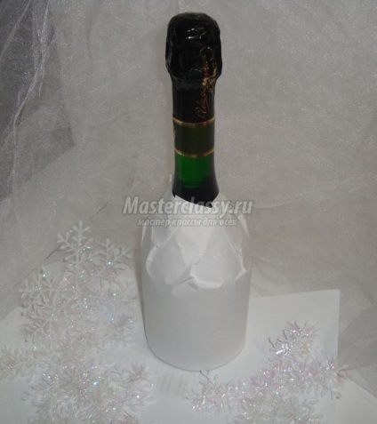 Újévi fa egy üveg pezsgőből és szalagokból