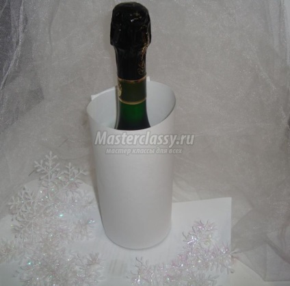 Újévi fa egy üveg pezsgőből és szalagokból