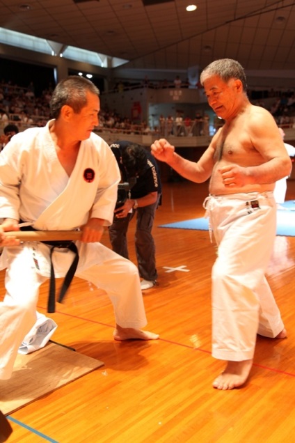 Okinawa soare, mare și karate, o comunitate suntem - călători la viziunea ta