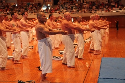 Okinawa soare, mare și karate, o comunitate suntem - călători la viziunea ta