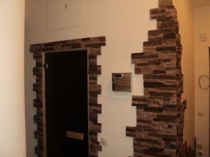 Decorarea pereților cu piatră artificială pe holul apartamentului, în bucătărie - fotografie, video