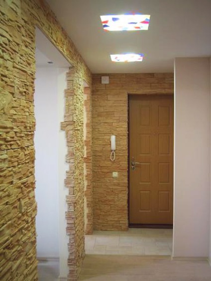 Decorarea pereților cu piatră artificială pe holul apartamentului, în bucătărie - fotografie, video