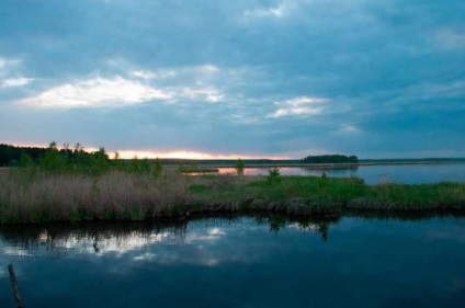 Lacul Ayatskoe din regiunea Sverdlovsk se odihnesc, pescuitul