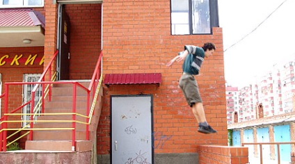 Parkour în Krasnodar în ochi, picioarele prin parapet