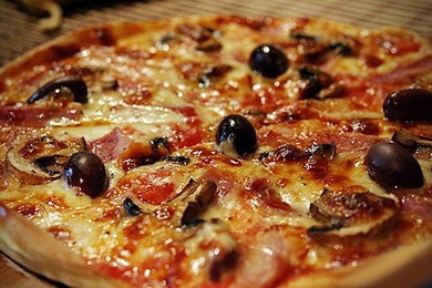 A pizza egy kenyérkészítő segítségével - nyalogatja az ujjait! Belügyek