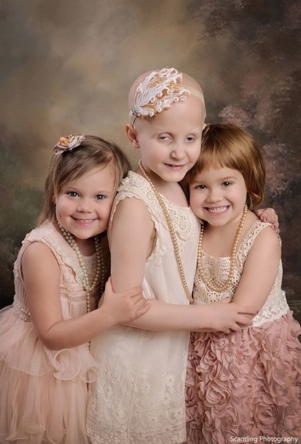 Câștigătoare de cancer atingând povestea a trei copii