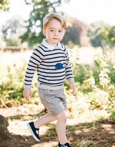 Miért viseli George herceg csak rövidnadrágot?