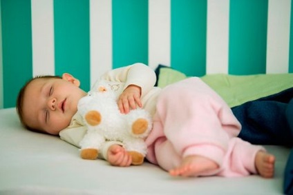 Научи детето на 6 месеца, за да заспите по своя собствена