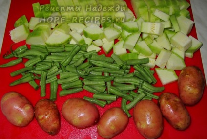 Ragout de dovlecei cu cartofi tineri și fasole verde 