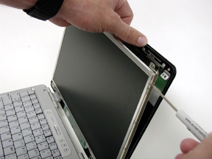Repararea ecranului sau înlocuirea matricei de laptop Toshiba de înlocuire a luminii de iluminare a luminii de iluminat din spate