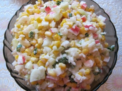 Salata cu bastoane crab și porumb - 10 opțiuni