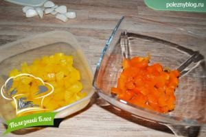 O salată umplută cu castraveți, piper și brânză, un blog util