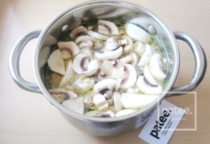 Gombával és füstölt csirkével készült tejszínes leves - recept a fotókkal - patee