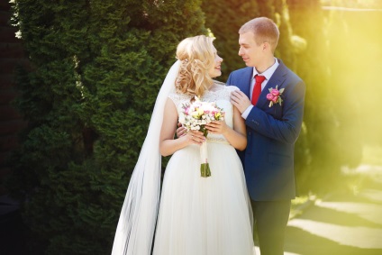 Esküvői frizurák közepes hajra - fátyolos fotó, frufru és diadém