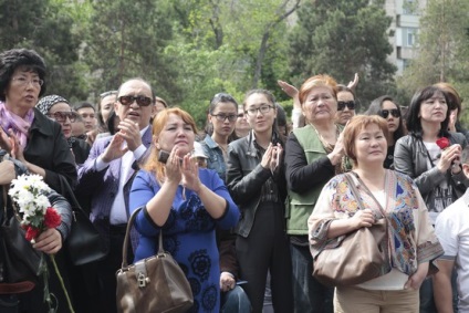 Mii de locuitori din Almaty au spus la revedere lui Batyrkhan Shukenov (foto