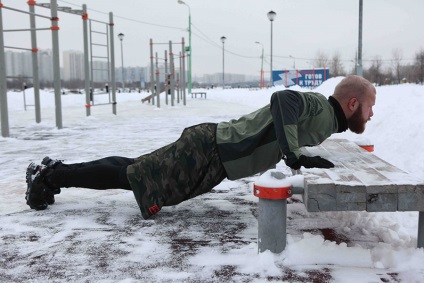 Training pe stradă în timpul iernii 14 exerciții pe bar, baruri și un număr de