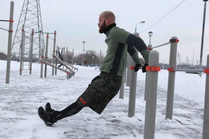 Training pe stradă în timpul iernii 14 exerciții pe bar, baruri și un număr de