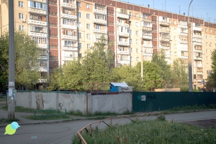 În microdistrictul din nord-vestul orașului Chelyabinsk a fost construită o platformă pentru câinii de mers pe jos