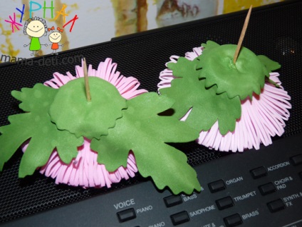 Crizantema cu mâinile lor, flori de la fameirana - o revistă pentru mame și copii