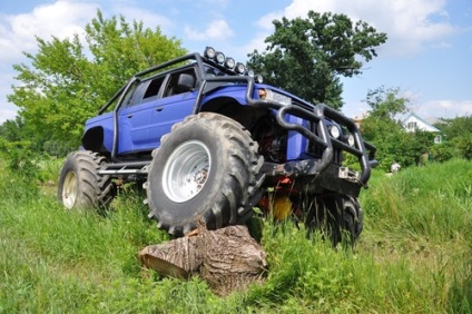 Yugmotshow 2015 dinoszaurusz a pajero bőrön