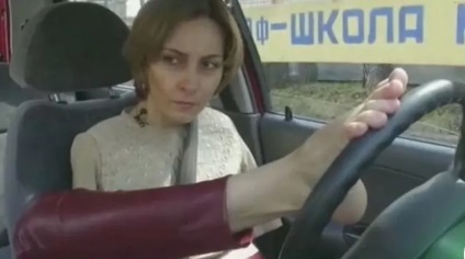 O femeie fără mâini a învățat să conducă o mașină și încearcă să obțină drepturi (video)