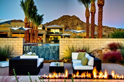 Imagini americane ale casei, cu piscină, verandă și palmieri