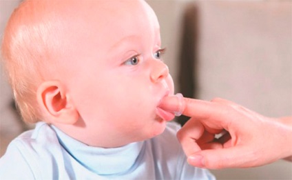 Mai degrabă pentru a ajuta copilul atunci când sunt tăiați dinții